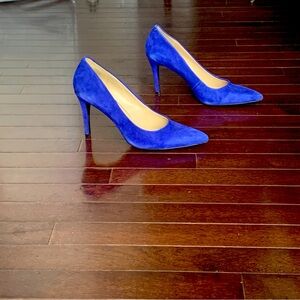 Vibrant blue/purple pumps